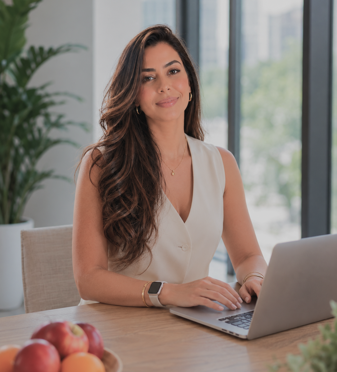 Nutricionista clínica em consultório atendendo paciente